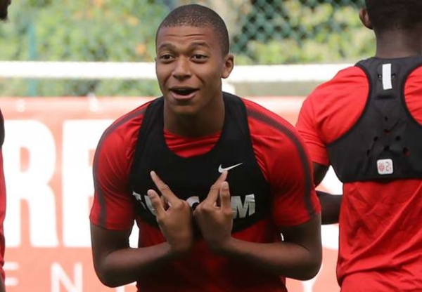 Ousadia sem fim! PSG �trolla� seus pr�prios f�s, fingindo que anunciaria Mbapp�