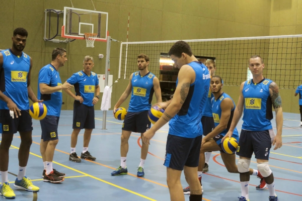 Sele��o Brasileira de v�lei treina forte visando Copa do Campe�es