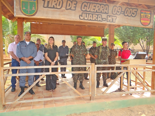 Prefeita acompanha visita do General do Ex�rcito Brasileiro ao Tiro de Guerra de Juara 