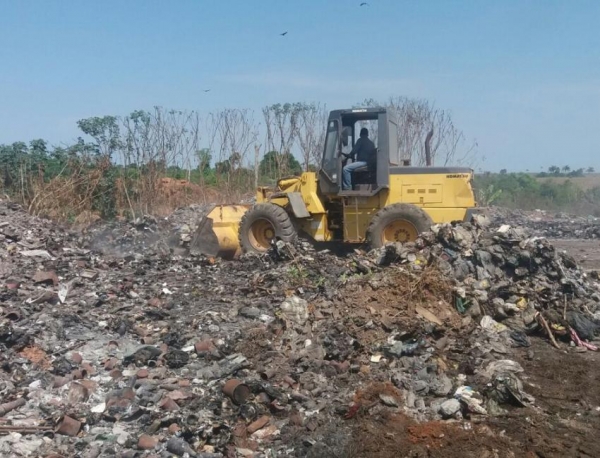Maquin�rio da Prefeitura inicia a limpeza na entrada do Lix�o 