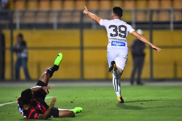 Santos sofre contra o Vit�ria, fica no empate e n�o encosta no Corinthians