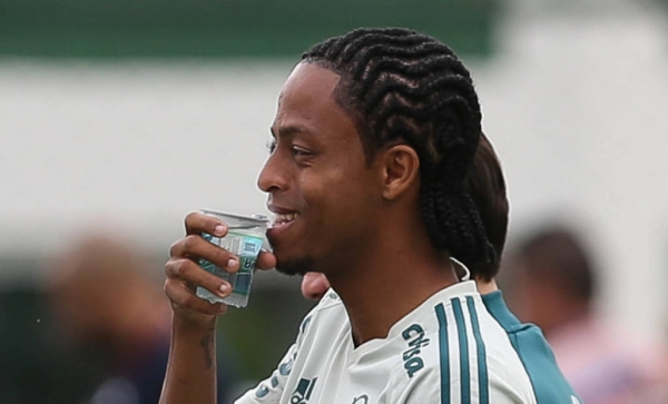 Feliz, palmeirense Keno ri de compara��es com Ronaldinho