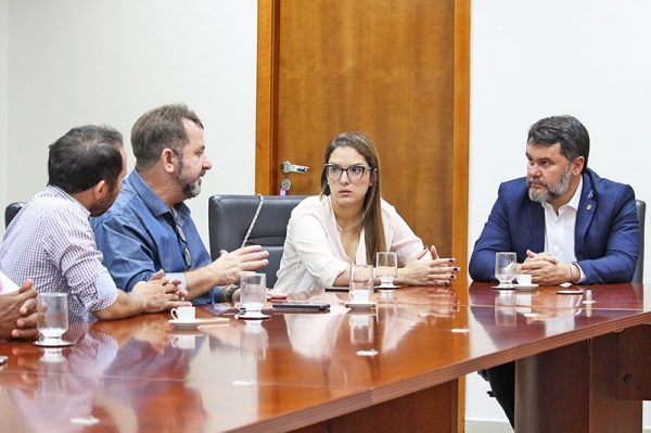 Janaina e Oscar se unem para fomentar economia de Tabapor�