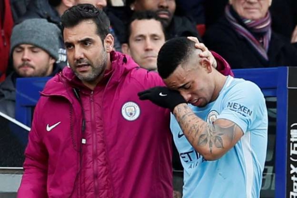 Gabriel Jesus se lesiona e sai de campo chorando