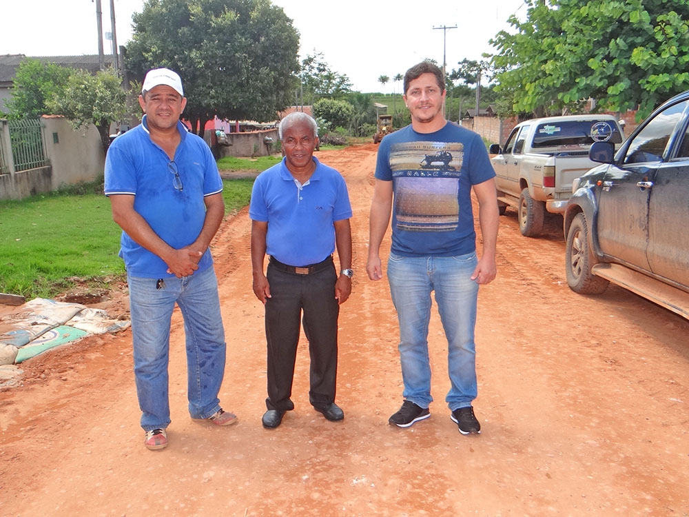 Vereadores Hlio Casto e Flavinho acompanham trabalho da prefeitura no Jardim Ubirajara,