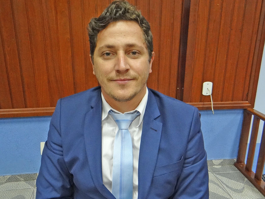 Vereador Flavinho hipoteca apoio ao prefeito Carlos Sirena e cobra soluo de problemas.