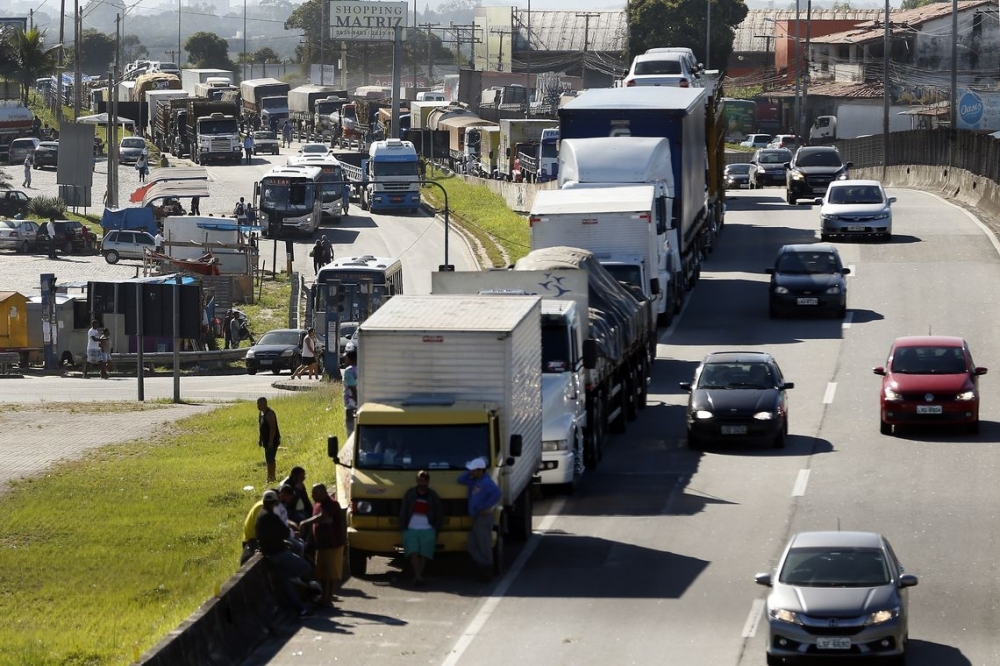 Greve dos caminhoneiros faz Correios suspenderem envio de Sedex