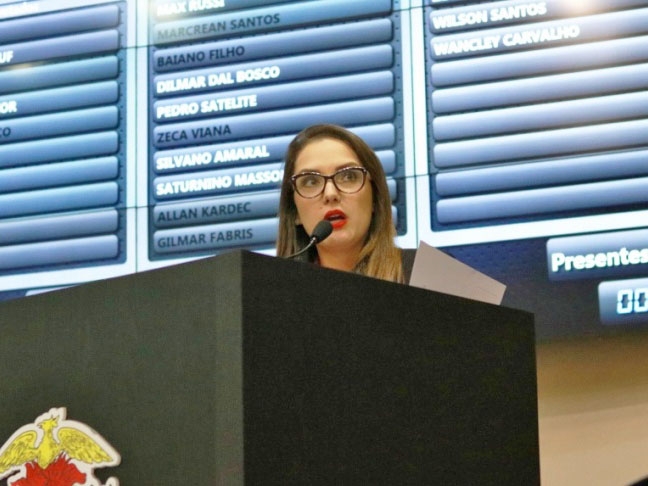 Deputada denuncia direcionamento do governo do Estado em licita��o de maquin�rios