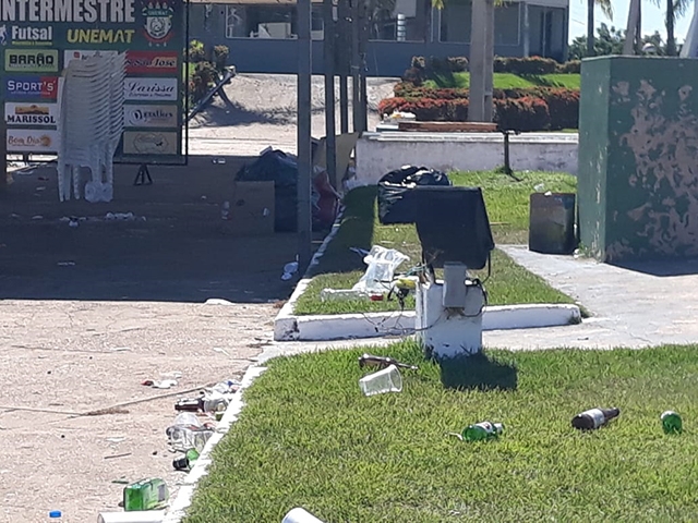 Eventos deixam Praça dos Colonizadores tomada de lixo.