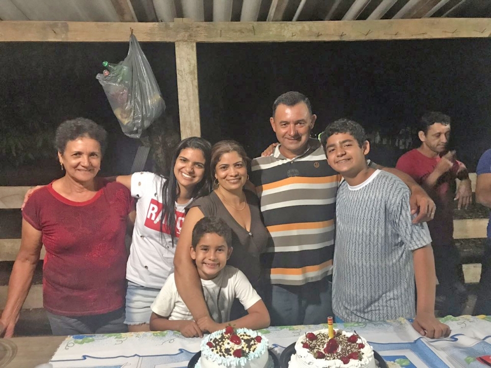 Loro Macarena comemora mais um ano de vida em companhia de amigos e familiares.