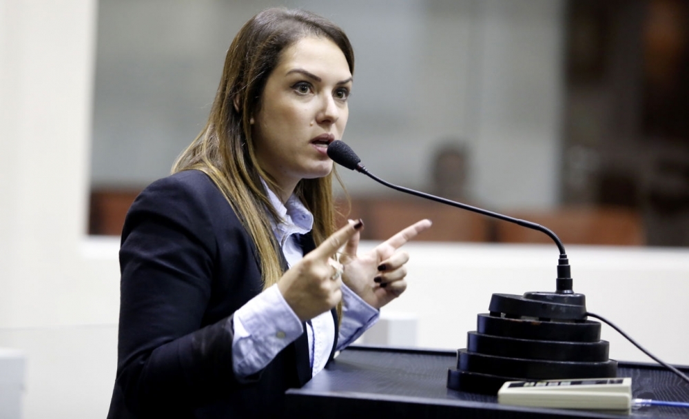 Janaina garante j� contar com 8 assinaturas para abrir CPI dos grampos e cobra andamento de impeachment contra Taques