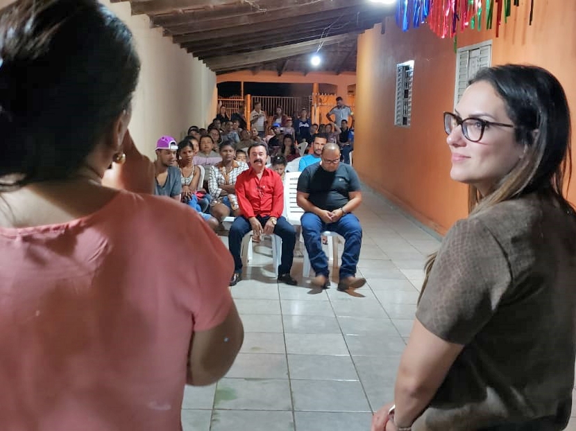 Janaina Riva d� pontap� em campanha � reelei��o e � abra�ada por servidores p�blicos