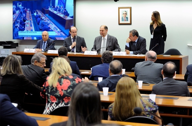 Ministro da educa��o pede mais �nibus escolares para os munic�pios.