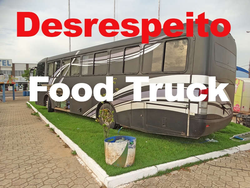 Ônibus de Food Truck passa a noite em cima de canteiro de grama da praça de Juara.