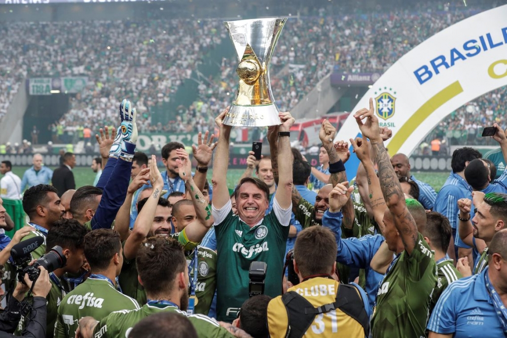 Bolsonaro acompanha vit�ria do Palmeiras e entrega ta�a de campe�o
