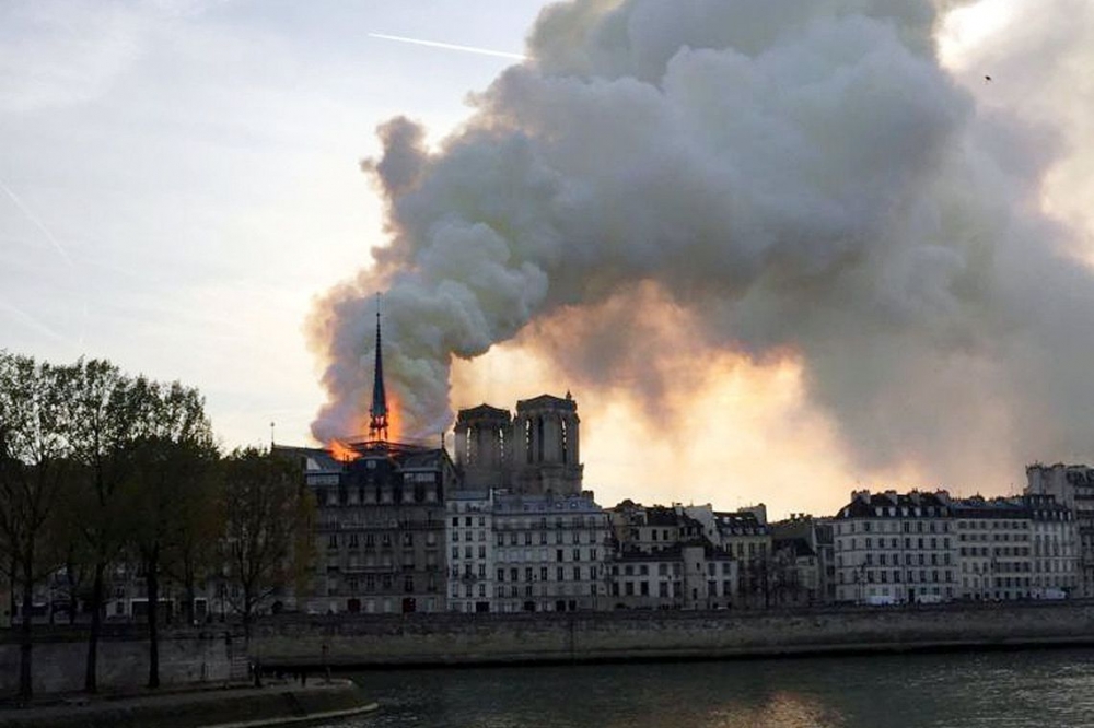 Fran�a pede doa��es e avalia danos na Notre-Dame