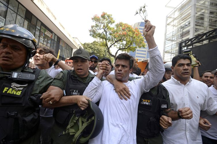 L�der da oposi��o venezuelana revela reuni�es com generais