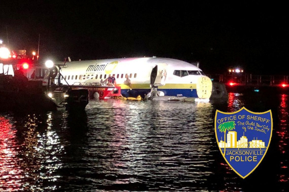 Boeing 737 sai da pista e cai em rio na Fl�rida
