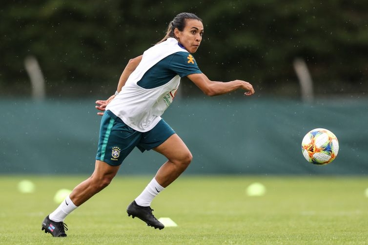 Marta treina, faz gols e mostra que est� recuperada da les�o muscular