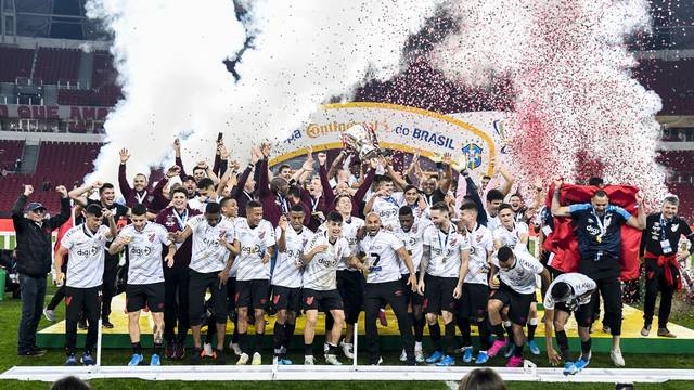 Com gola�o no fim, Athletico-PR bate o Inter e ganha a Copa do Brasil pela primeira vez