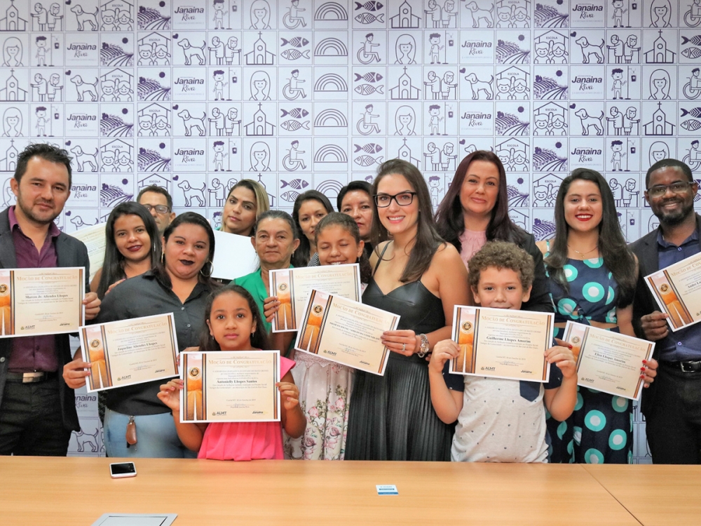 Deputada homenageia �Amigos da Comunidade� e ressalta a import�ncia do voluntariado