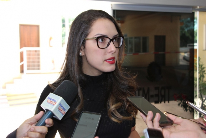 GR�VIDA DE G�MEOS: Jana�na Riva perde um dos beb�s e pede ora��es pelo segundo filho