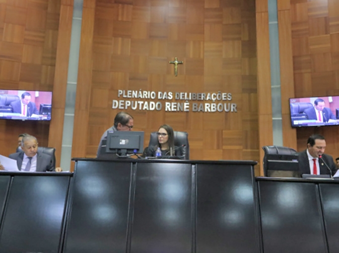 Por 17 votos AL aprova PEC que antecipa elei��o da Mesa Diretora