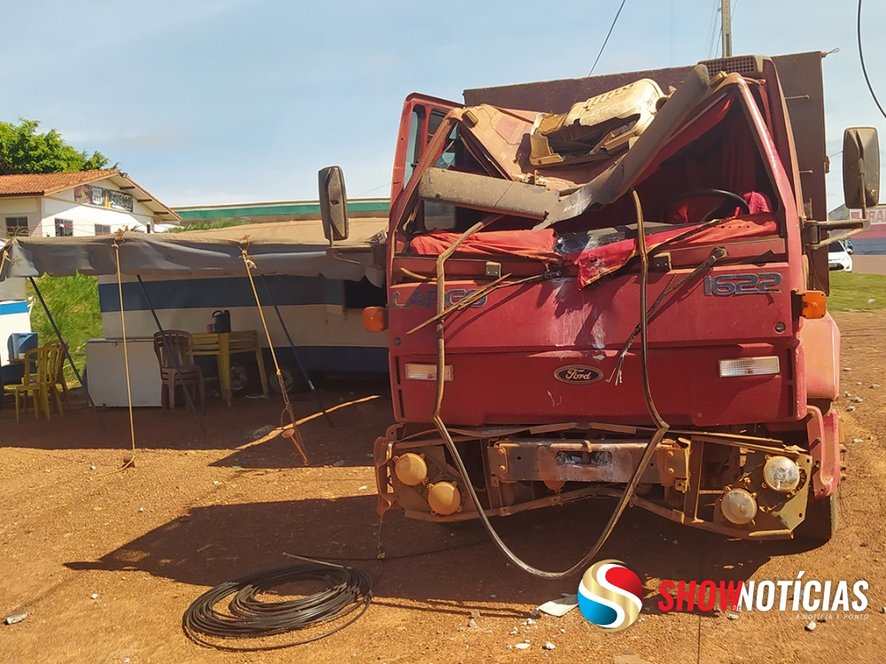Caminh�o desgovernado quebra poste de energia e quase atinge fam�lia do circo que dormia em trailer