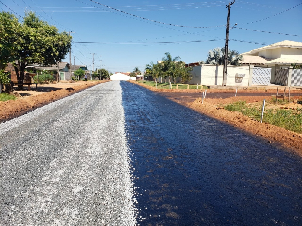 Ruas do Bairro Santa Helena j� est�o recendo pavimenta��o asf�ltica.