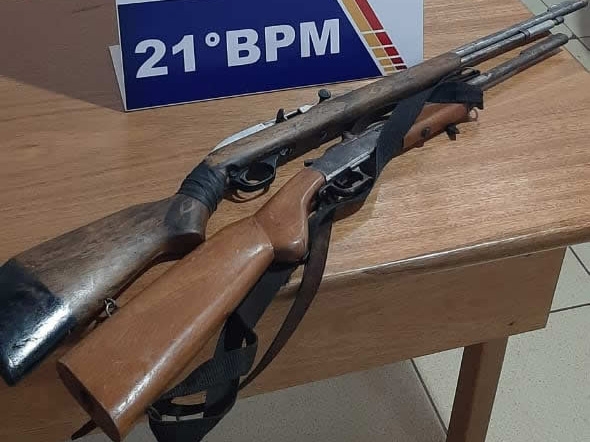 PM apreende armas de fogo sem documenta��o e det�m portador das mesmas.