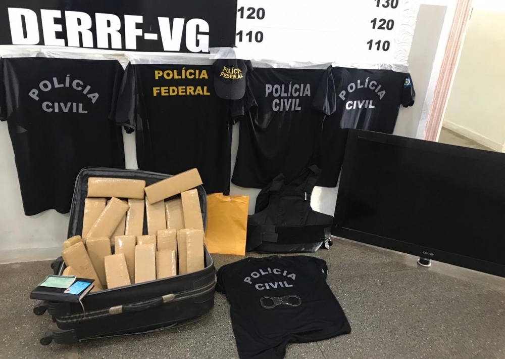  Polcia Civil apreende 22 tabletes de maconha e uniformes policiais em Vrzea Grande