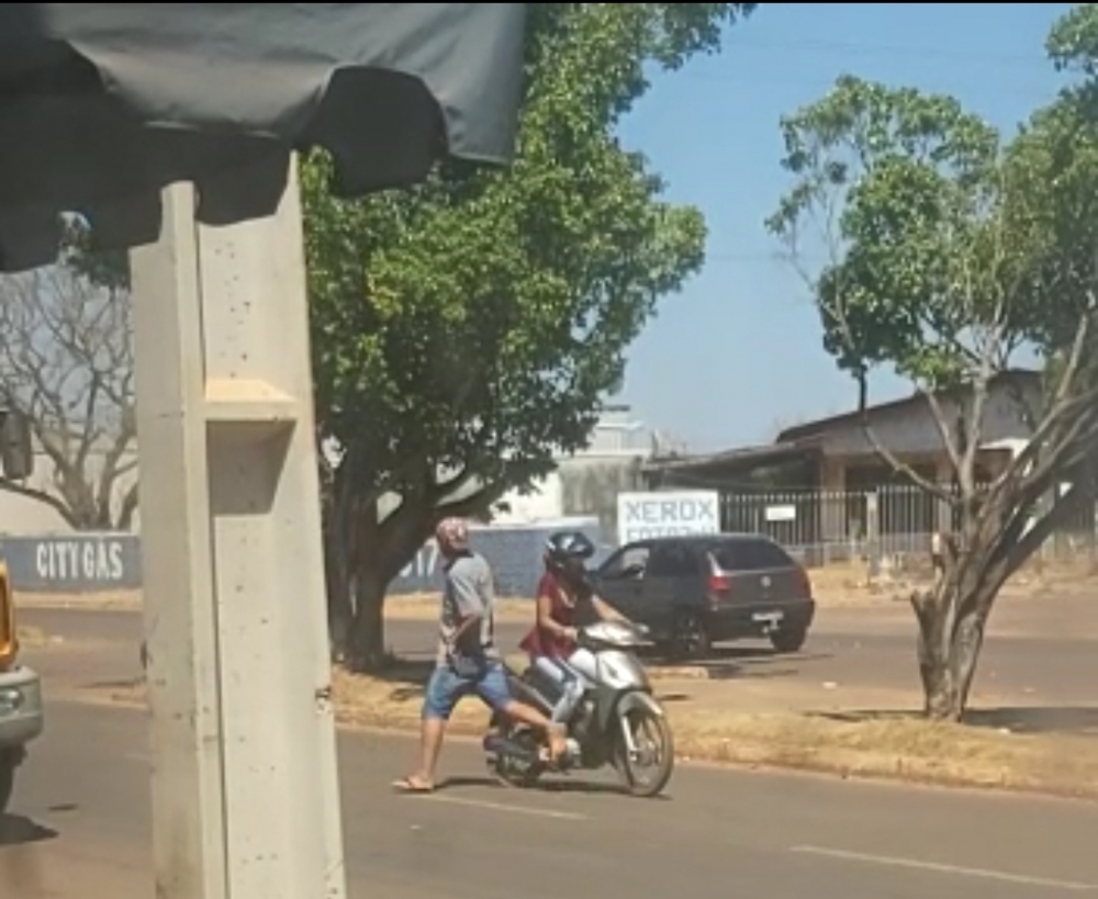 Homem aparentando desequil�brio mental ou embriaguez provoca o pr�prio atropelamento por moto em avenida de Juara.