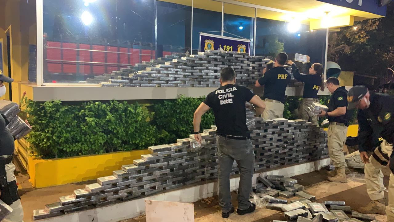  Polcia Civil e PRF apreendem 460 tabletes de cocana escondida em carga de algodo