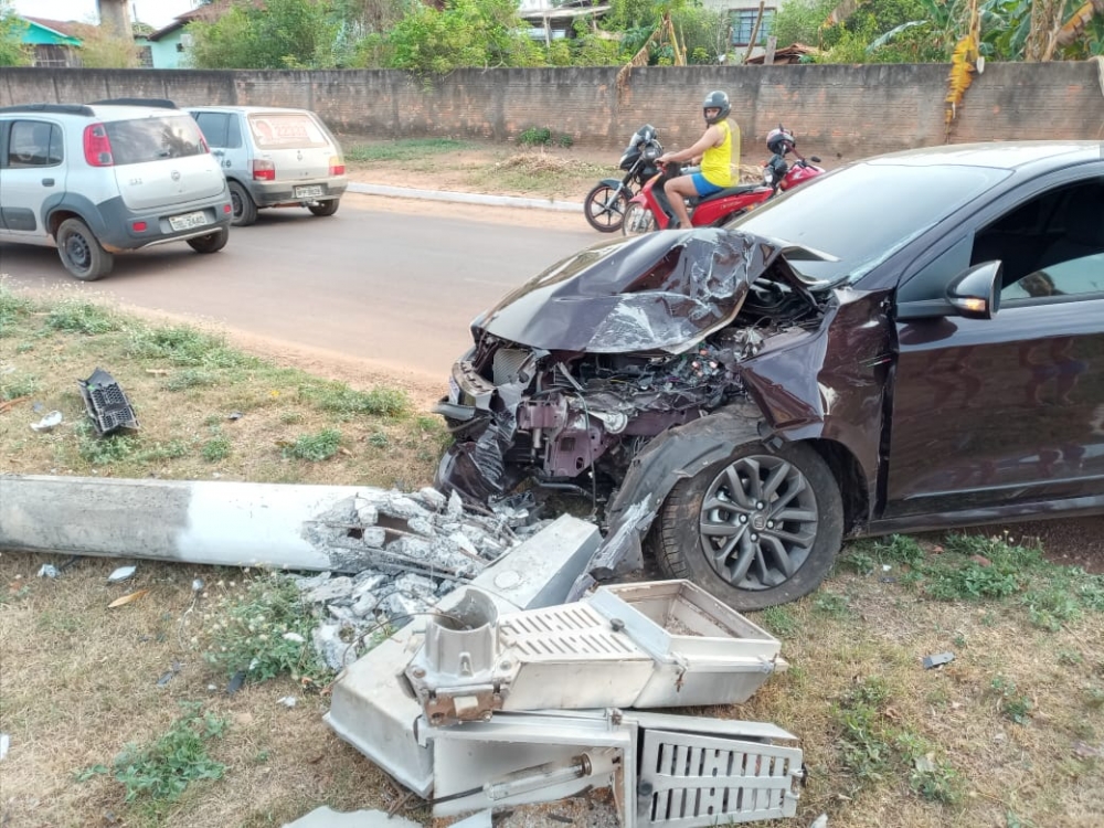 Carro derruba superposte na Avenida Rio Grande do Sul e ningu�m fica ferido.