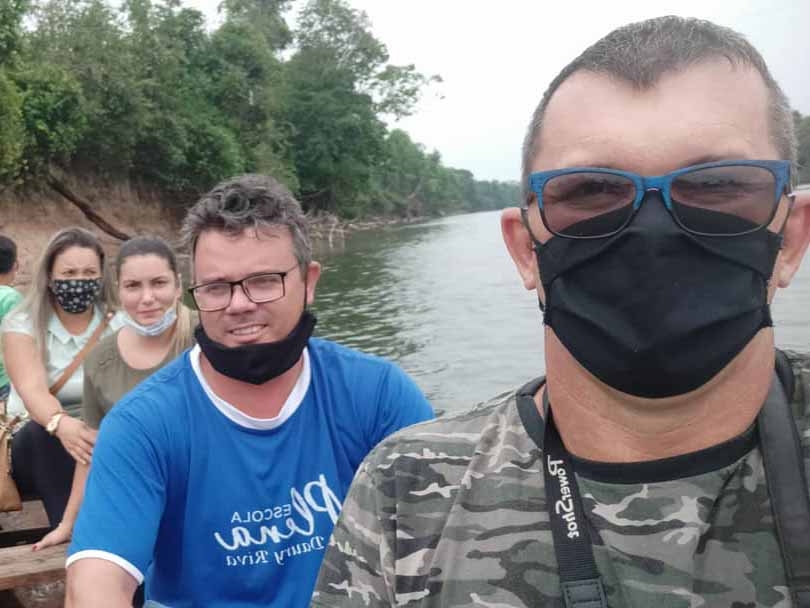 Educadores de Juara enfrentam estradas e rio para entregar apostilas em comunidade ind�gena