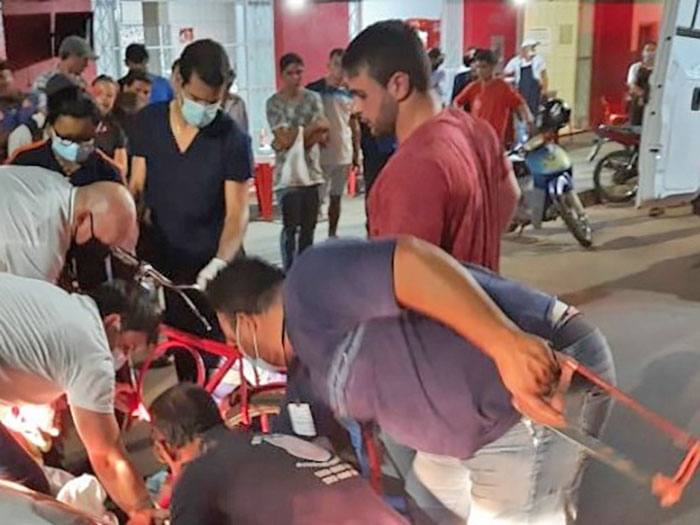 Ciclista sofre acidente e � socorrido com pedal da bicicleta cravado na perna.