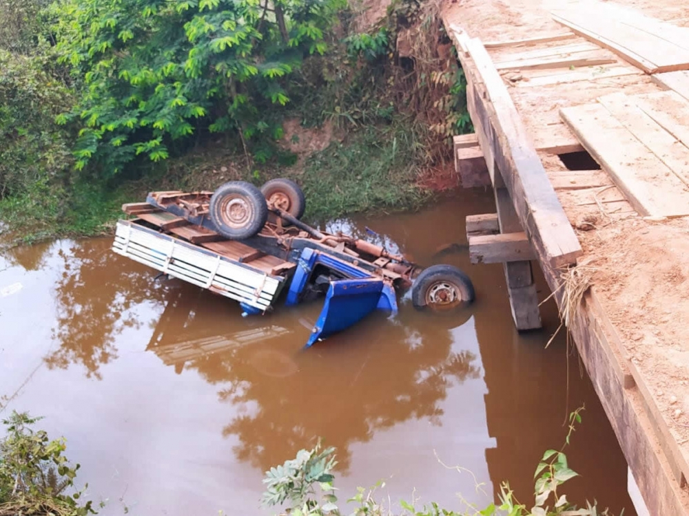 Av� e neto morrem em capotamento de caminhonete em ponte de Juara.