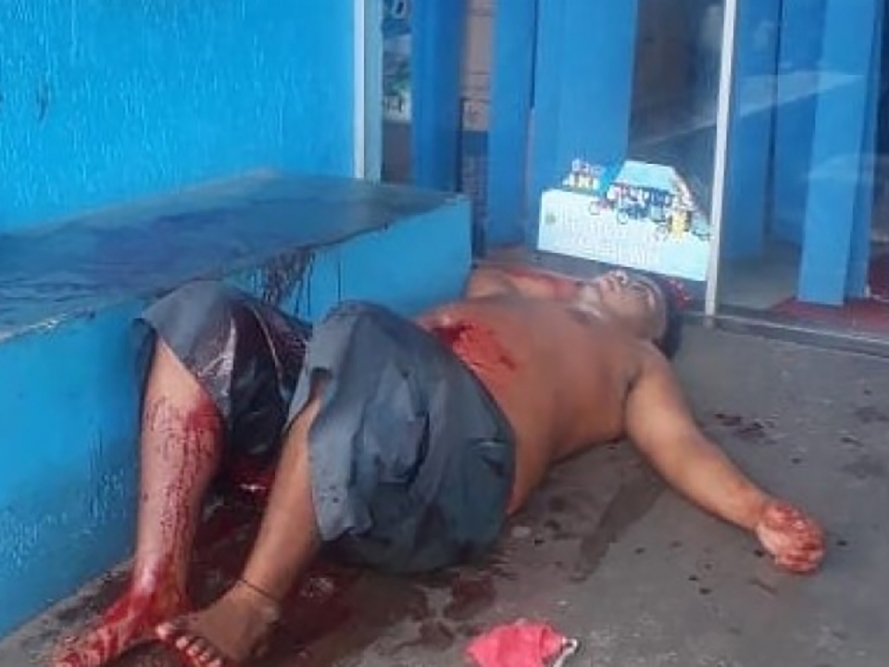 Homens entram em luta corporal e os dois saem feridos a faca com gravidade.
