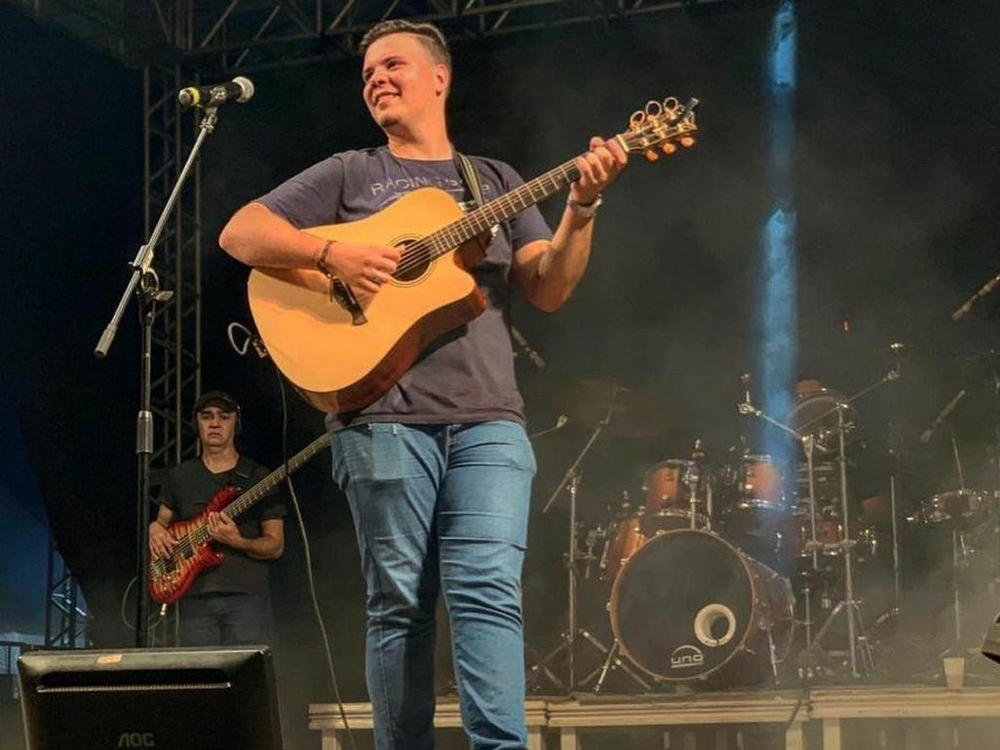 O cantor sertanejo Matheus Soliman, de 22 anos, encontrado vivo ap�s acidente de avi�o