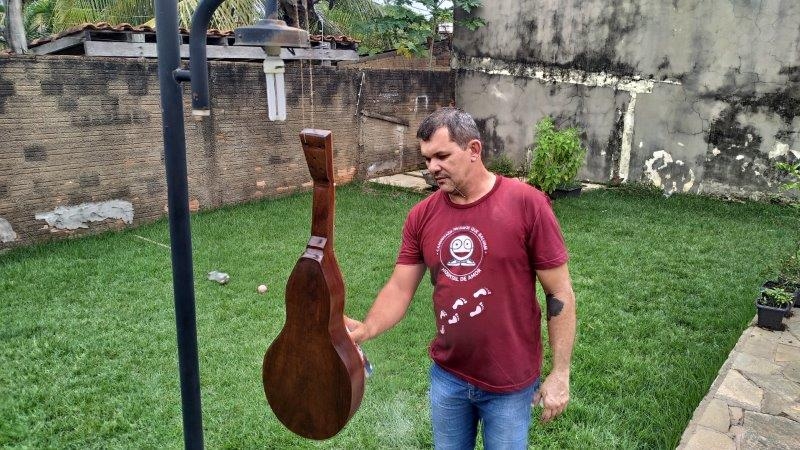 Professores da Escola Plena Daury Riva confeccionaram aut�ntica viola de cocho.