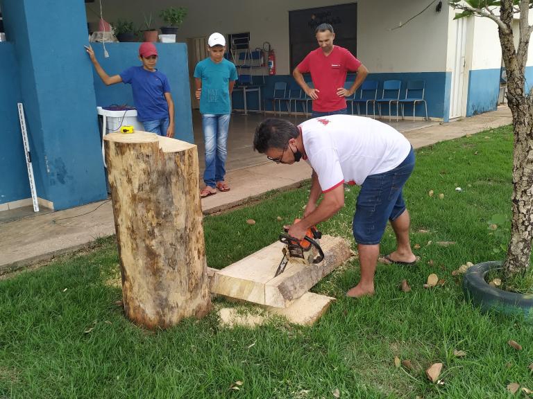 Deu no site da Seduc: Professores da Escola Plena Daury Riva confeccionam aut�ntica viola de cocho