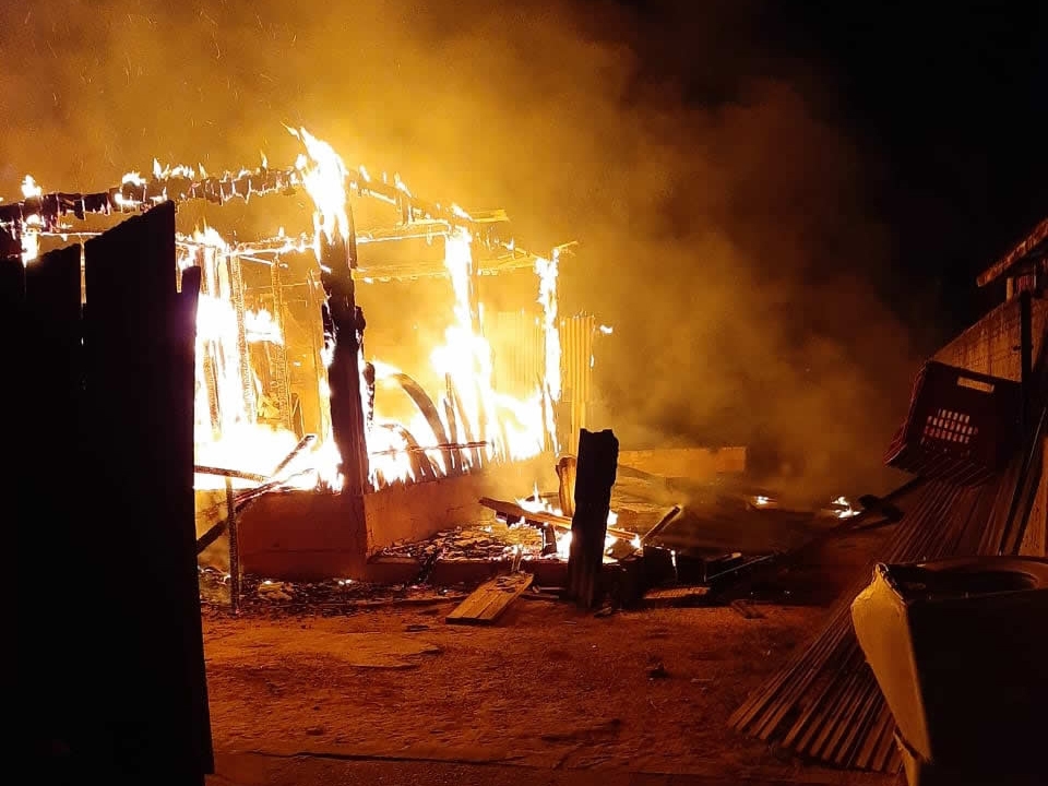 Casa � destru�da pelo fogo na noite de domingo, no Bairro Jardim Am�rica.