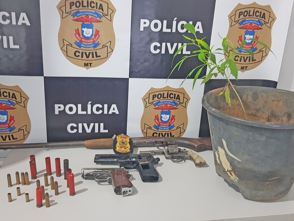 Pol�cia Civil de Juara apreende menor com armas de fogo, muni��o, simulacro e um p� de maconha.