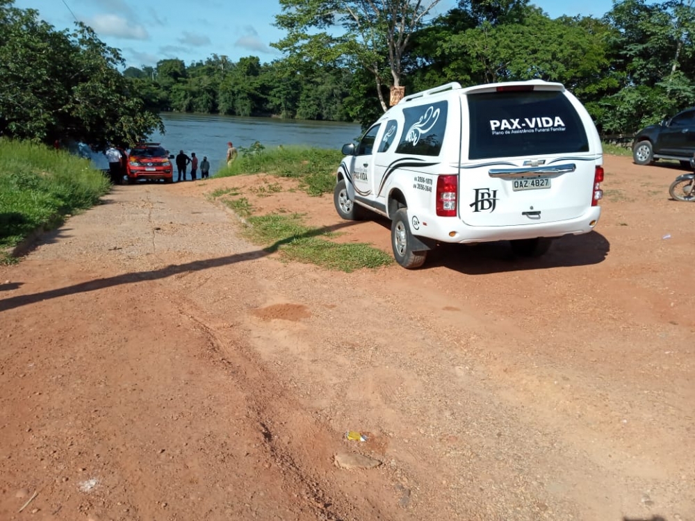 Corpo de jovem afogado no Rio Arinos � encontrado cerca de 20 m do local do afogamento.