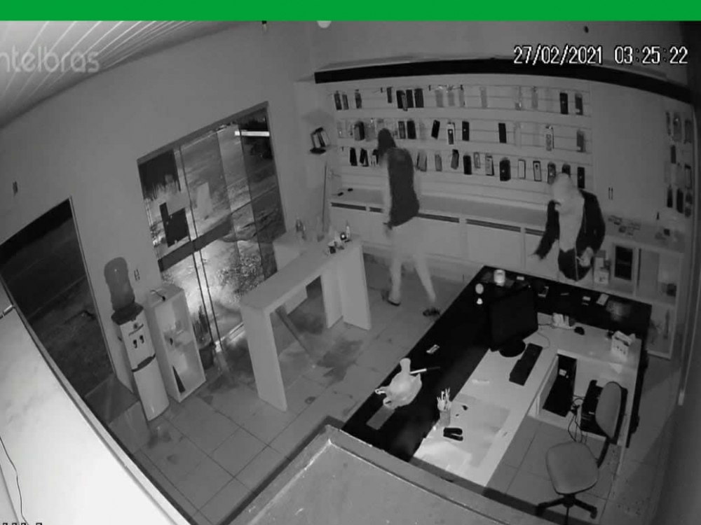 Loja de Tabapor� � furtada durante a madrugada de s�bado e v�rios celulares s�o levados
