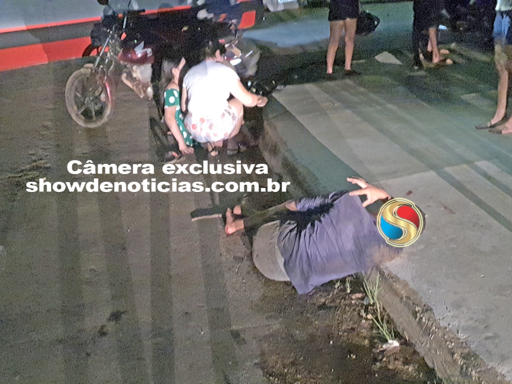 Mulher tem fratura exposta na perna e fere maxilar em acidente entre duas motos.