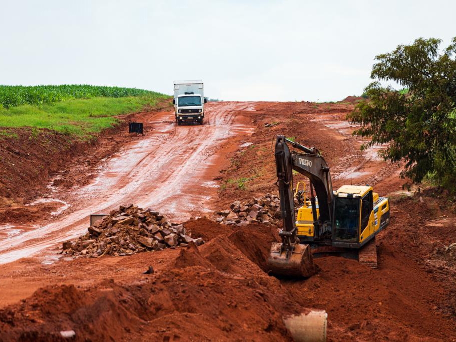 Governo inicia fase de terraplanagem na MT-220 em Porto dos Ga�chos