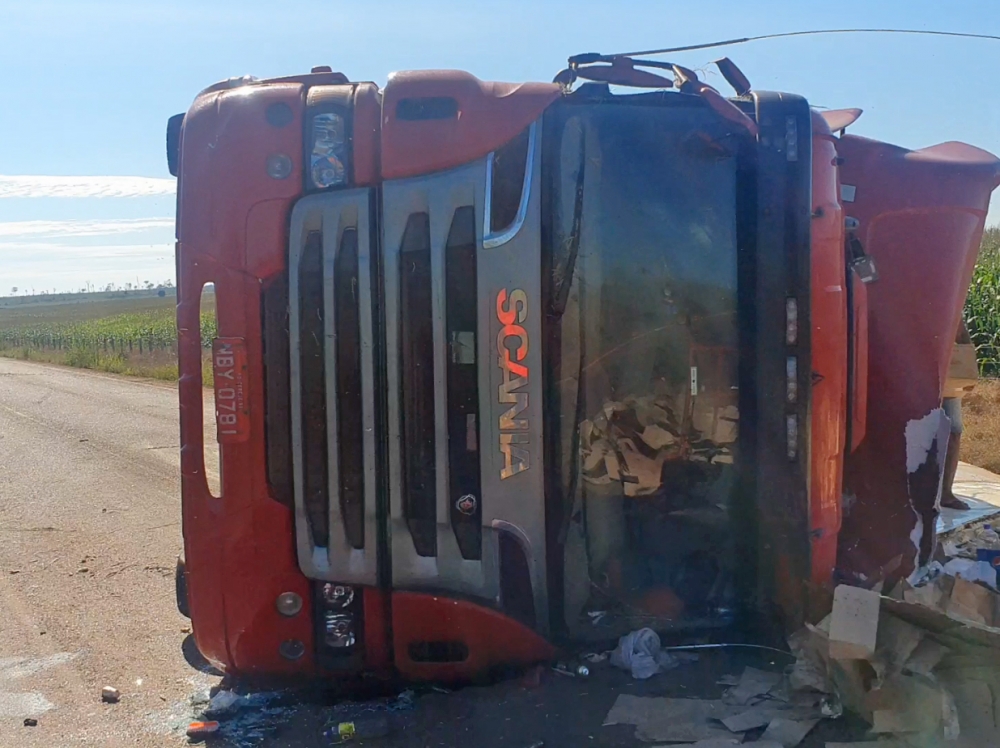 Caminh�o carregado com queijo mussarela produzido em Juara tomba na rodovia do Vale (Veja o video)