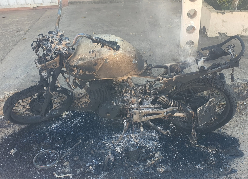 Acidente entre motos deixa m�e e filho com fraturas nas pernas e uma moto pega fogo.  