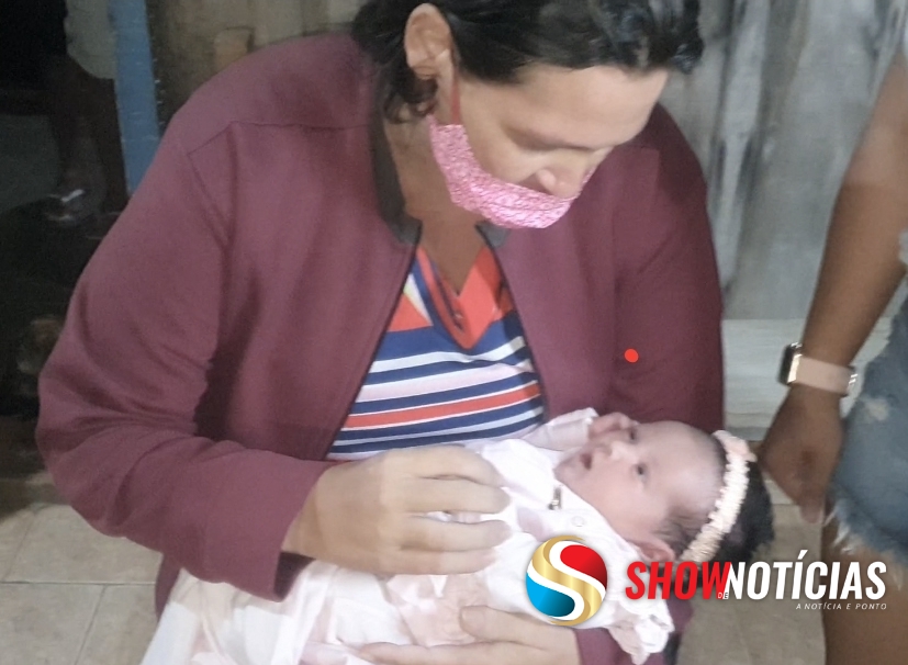 M�e que deu � luz intubada devido ao coronav�rus, vence a doen�a e 21 dias depois conhece a filha.